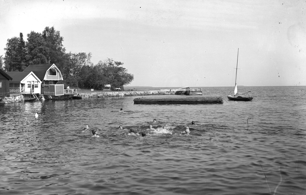 S.S.U.H. sommarvistelse, Bönaviken utanför Böna brygga.
SSUH mötets ca 200 deltagare från hela landet åt middag vid Bönans fiskeläge torsdagen den 20 juni 1935.