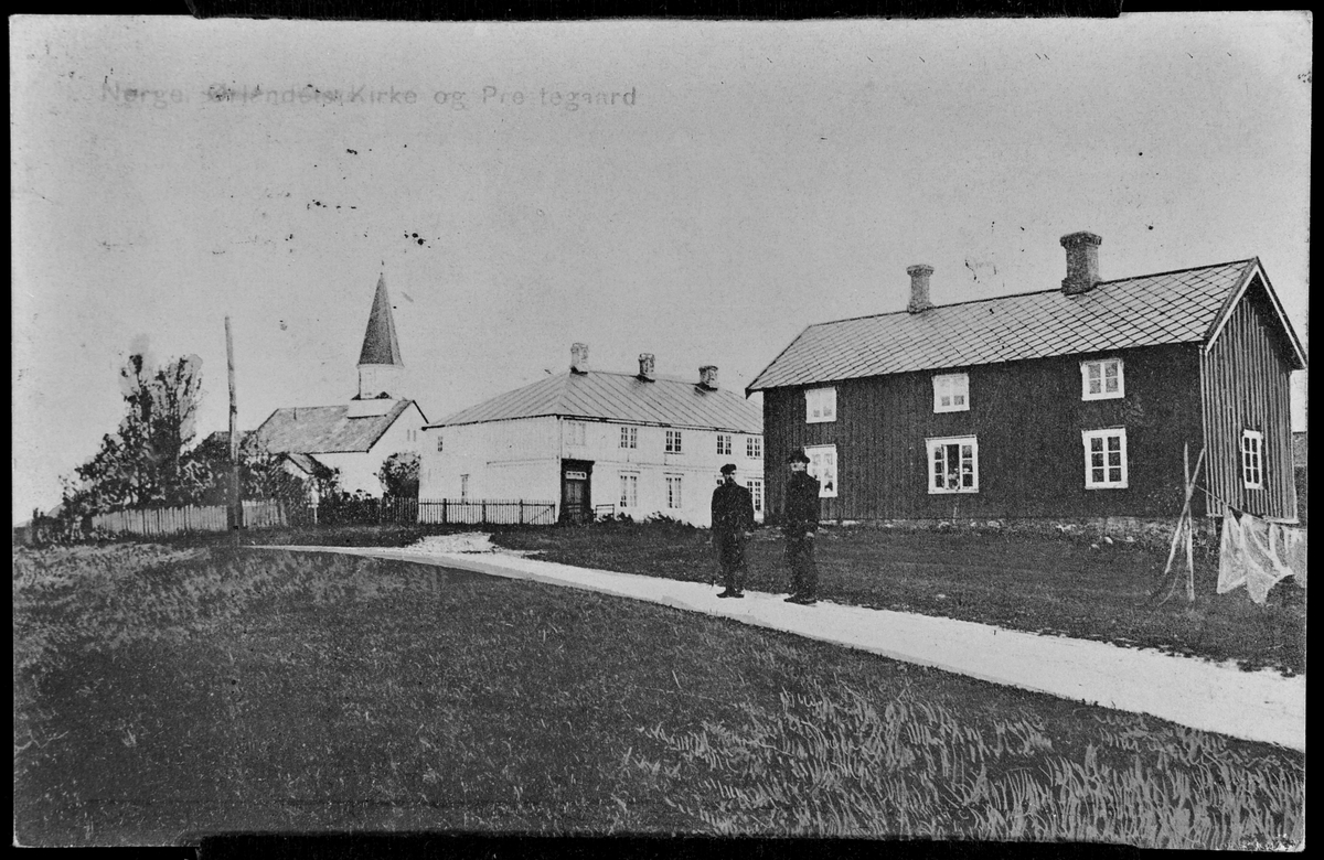 To menn på landevei med Ørland kirke i bakgrunnen ca. 1908