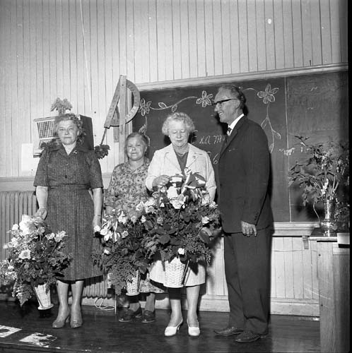 Sista skoldagen med avtackning i Reaby skola 1962. Lärarinnorna Anna-Lisa Lundin och Ruth Pettersson flankerar städerskan Edit Svahn.
