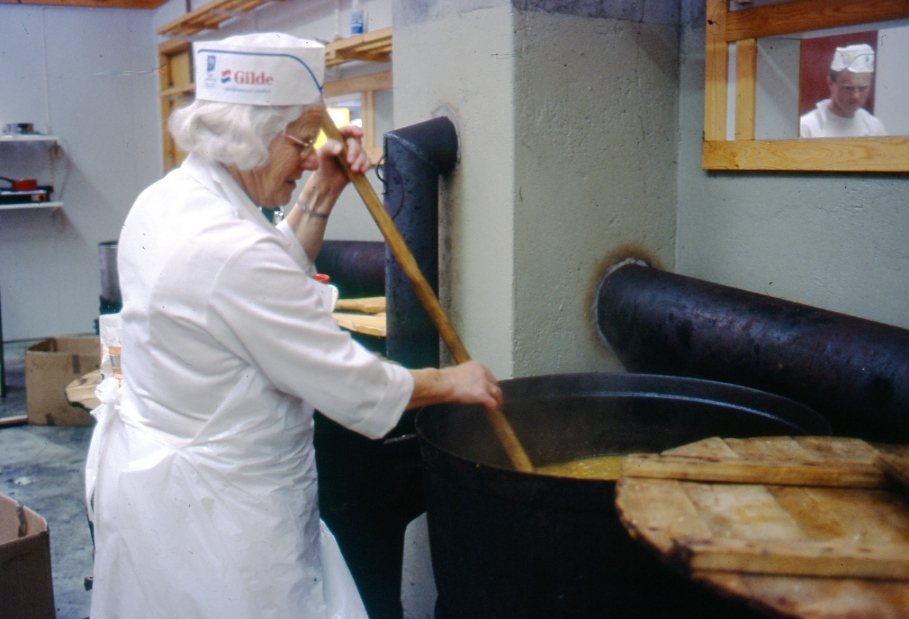 Veteran Gudrun Johansen frå Flatdal kokar graut for svoltne dyrskugjester
