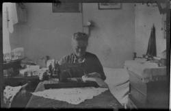 Kvinne syr med symaskin