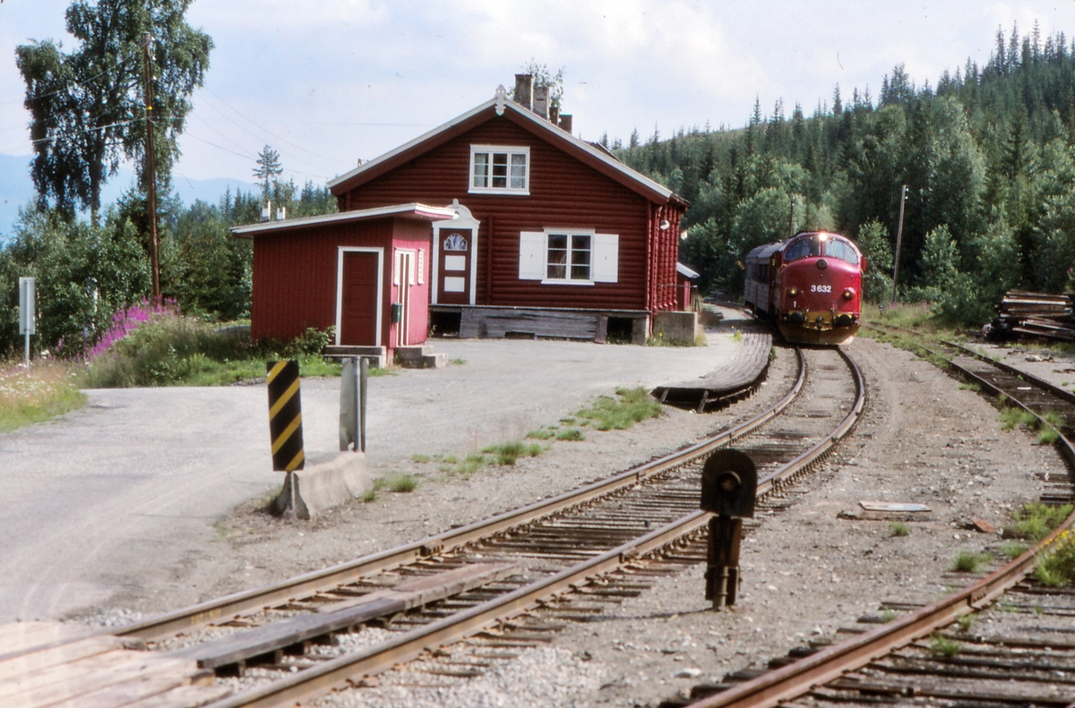 Etna stasjon på Valdresbanen. NSB persontog 281 Oslo S - Fagernes ankommer.
