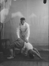 Skuespiller på scenen. En av dem heter Charles Stefanson