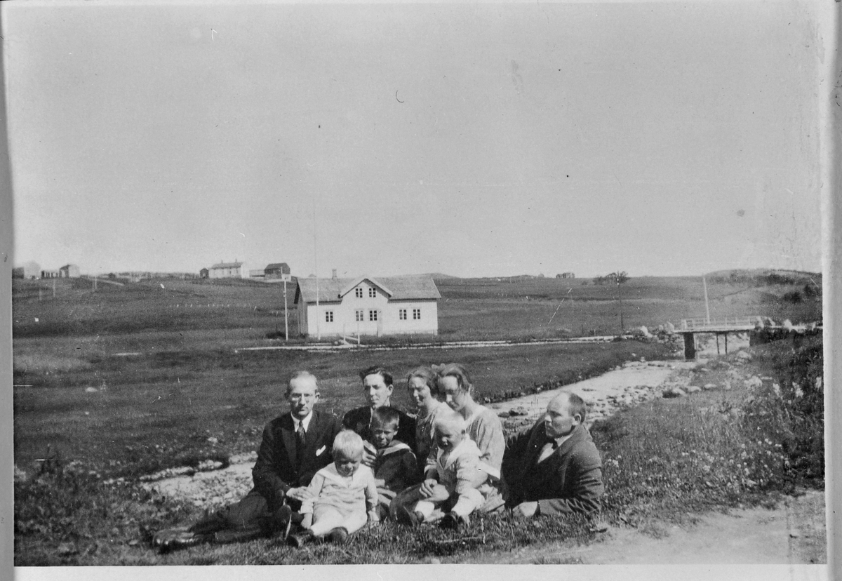 Personer foran et hus i Botngård ca. 1924