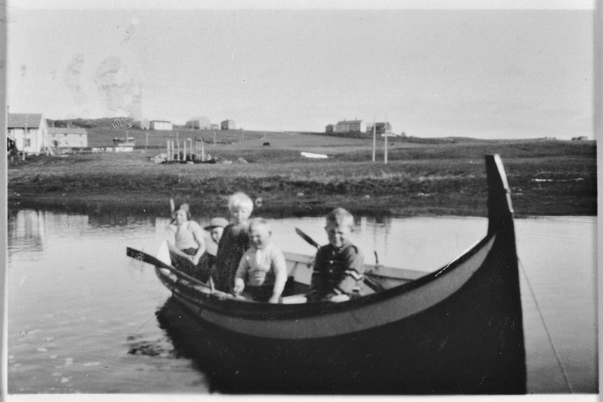 Barn i robåt ved Botngård ca. 1930