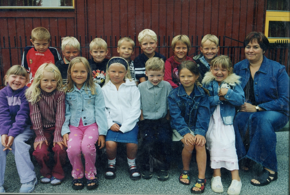 Klassebilete frå Herad skule. 1. klasse 2002 1. rekkje frå ...