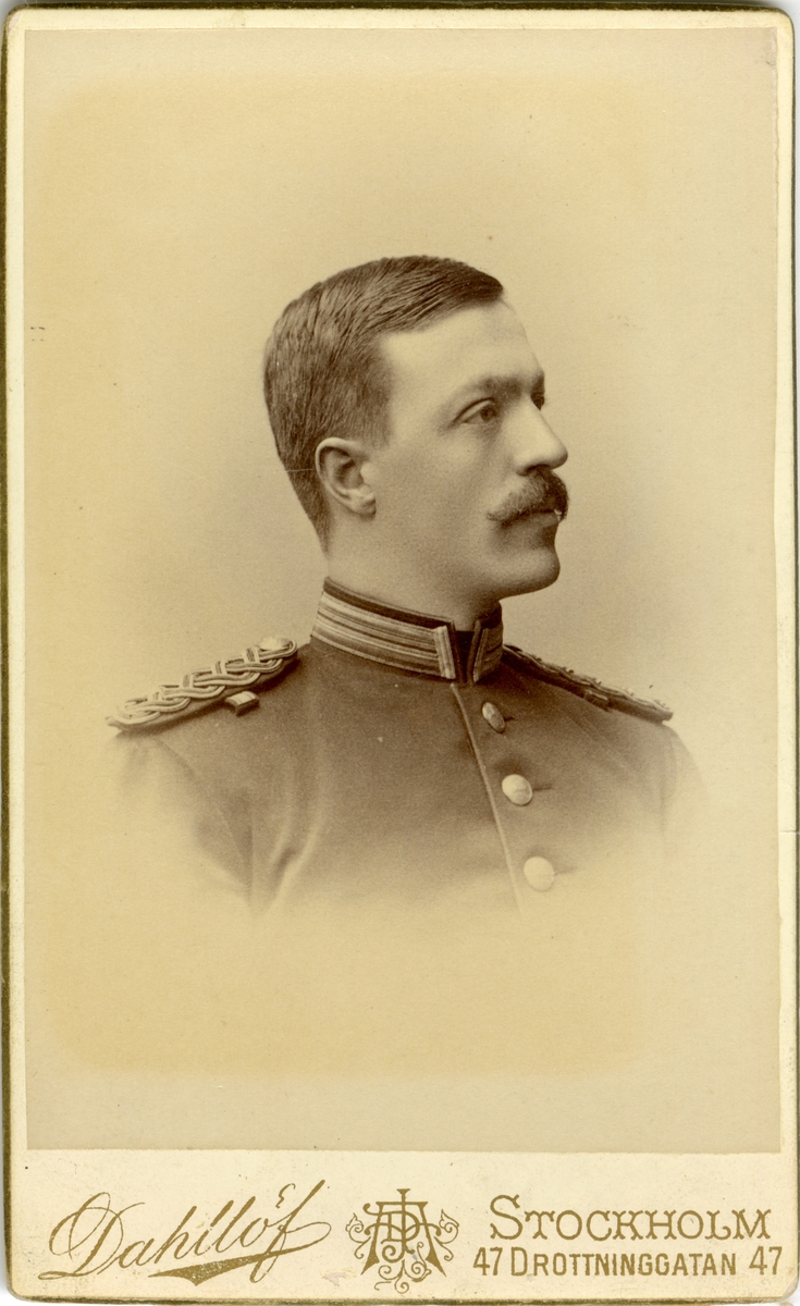 Porträtt av Carl Richard Reinhold Sandberg, löjtnant vid Hälsinge regemente I 14.
Se även AMA.0008467.