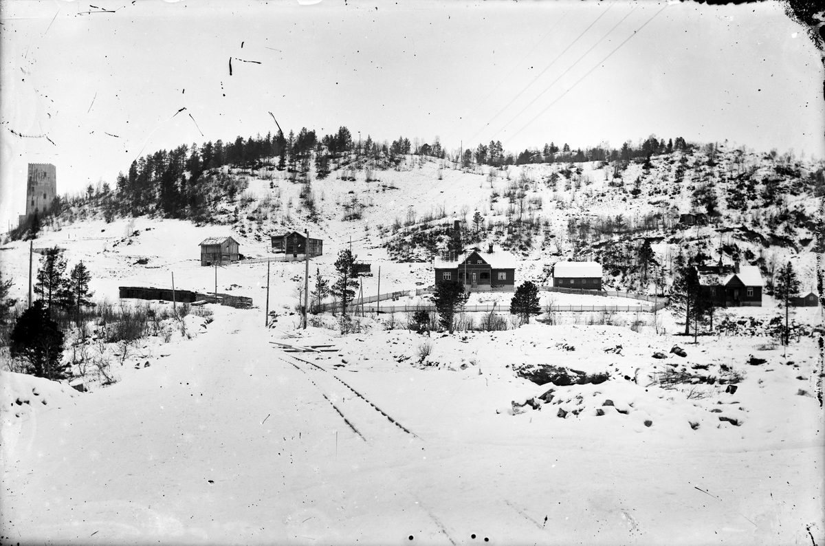 Boliger og uthus i Fagerlia, Løkken Verk. Wallenberg sjakttårn til venstre.
