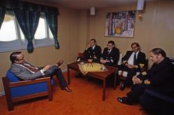 Rederen hilser på kapteinen og offiserer under besøk på T/T 