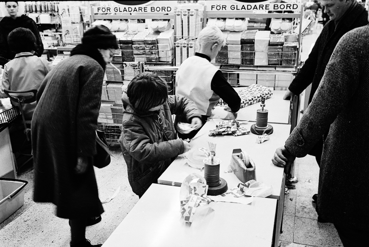 Julhandel på julafton, varuhuset Migo, Uppsala 1965 - Upplandsmuseet ...