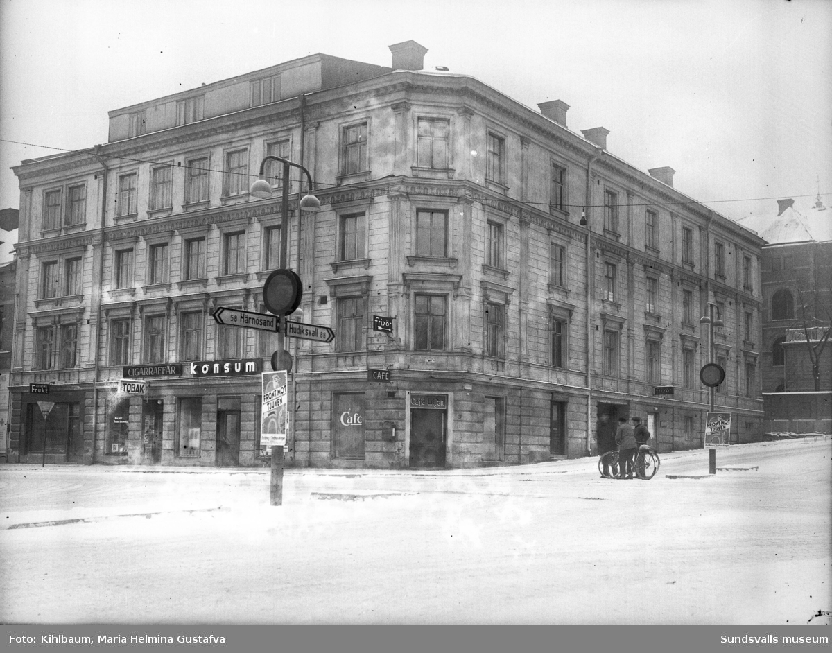 Hellbergska huset på Storgatan 33 där Maria Kihlbaum hade sin fotoateljé.
Huset byggdes några år före den stora stadsbranden 1888 men klarade sig skapligt p g a av att den var byggd i sten. Den reparerades och revs först 1947. När Maria flyttade in 1897(där hon hade även sin bostad) fanns bara torrklosett och kallt vatten i kranarna. Man eldade då i vedspisar och kakelugnar. Längst upp ses takfönstren till hennes ateljé, vid denna tid har antalet fönster minskats ned.