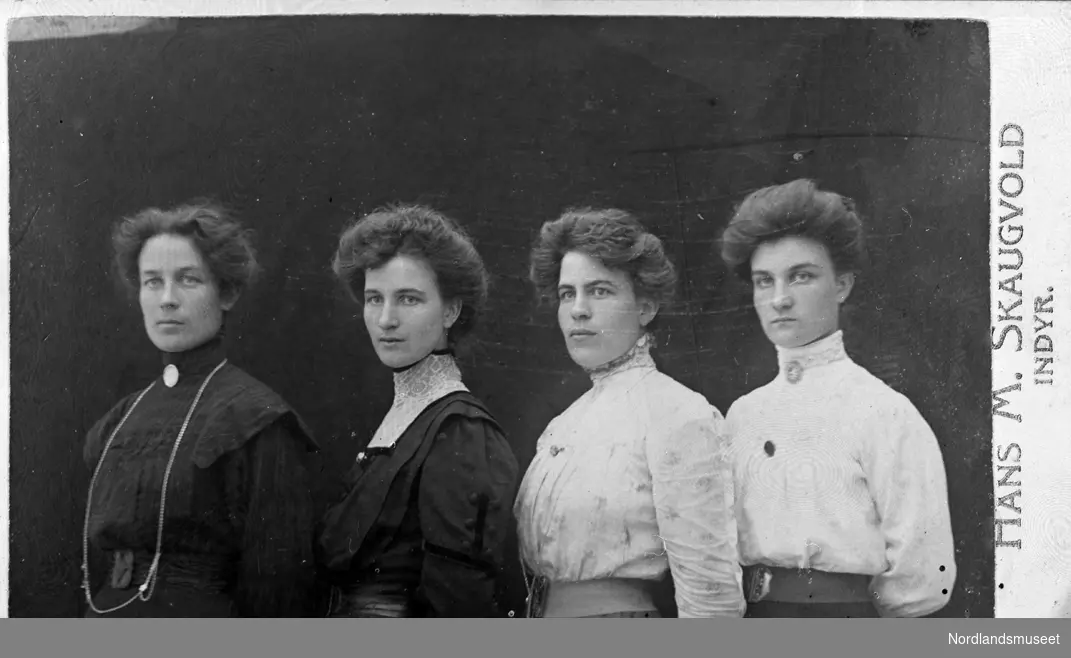 Inndyr. fire søstre.d Fra venstre: Lydia, Julie, Gunda og Emma Tokle, Inndyr, Gildeskål.