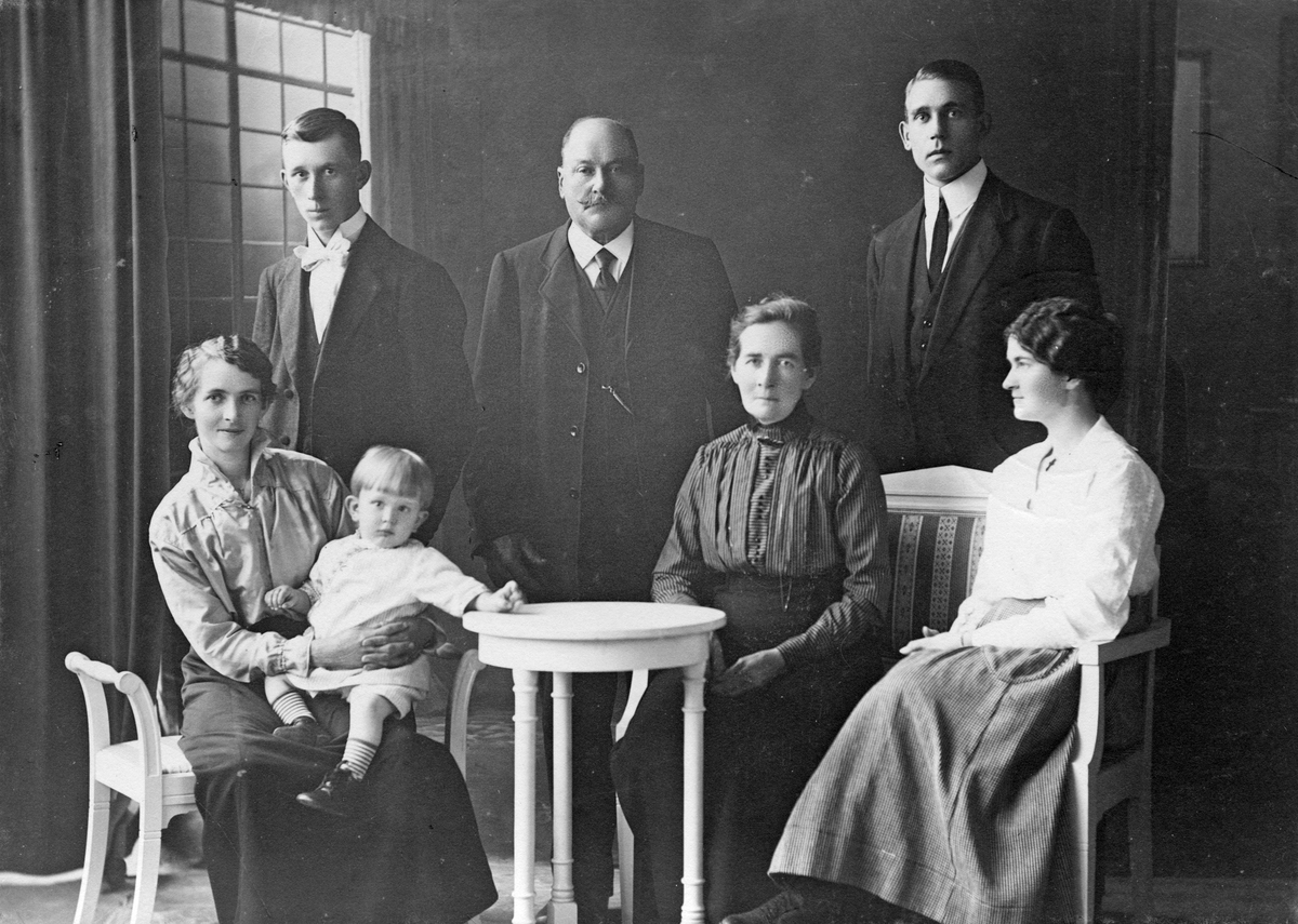 Fr. höger: Karl Gustavsson (Köpings Gustavsson”), Jenny Gustavsson (g.m. Kalle Köping) och Jennys mor. År 1917.