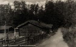Postkort.  Gudbrandsdalssetra, skigard langs veien. Gudbrand