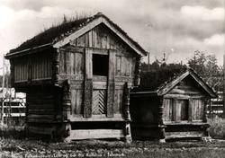Postkort. Loft og bur fra Rolfshus i Mo, Telemark.  Telemark