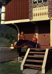 Postkort. Kvinner i Telemarksbunad fra Heddal. Utstilling NF