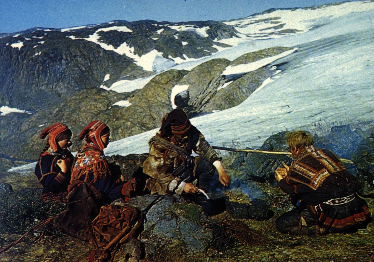 Postkort, Norsk Folkemuseumj. Samer på tur, lunsj rundt bålet