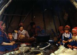 Postkort, Norsk Folkemuseum. Samefamilie samlet rundt gryten