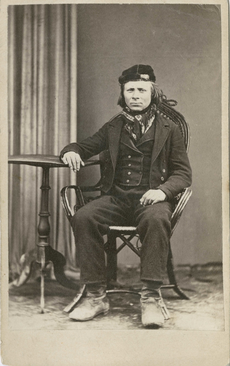 Fangeportrett. Ole Evensen Haugeraasen, Numedal, arrestert i 1869, innsatt i distriktsfengslet i Hokksund for ulovlig brennevinssalg.