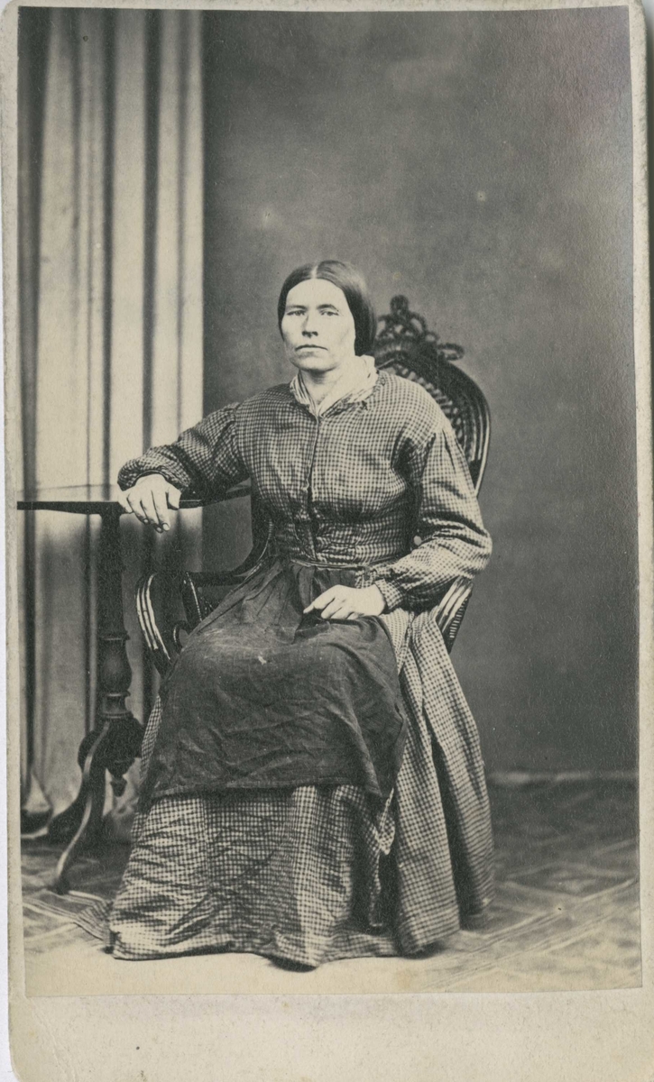 Fangeportrett. Berthe Hellene Andersdatter Thorrud, fra Modum, arrestert i 1866 eller 1867, innsatt i distriktsfengslet i Hokksund for ulovlig brennevinssalg.