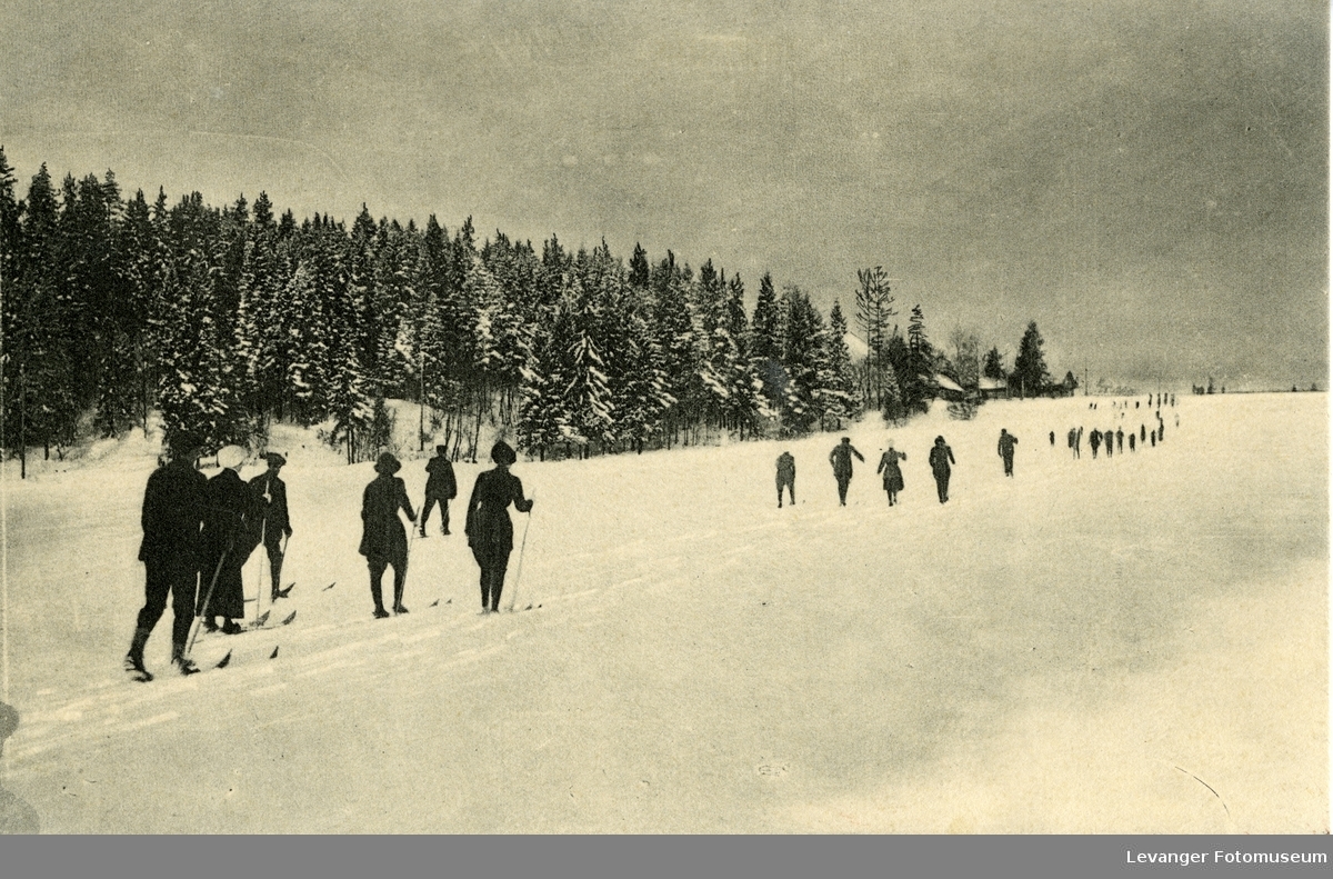 Postkort skiløpere på veg innover marka brukt som julekort.