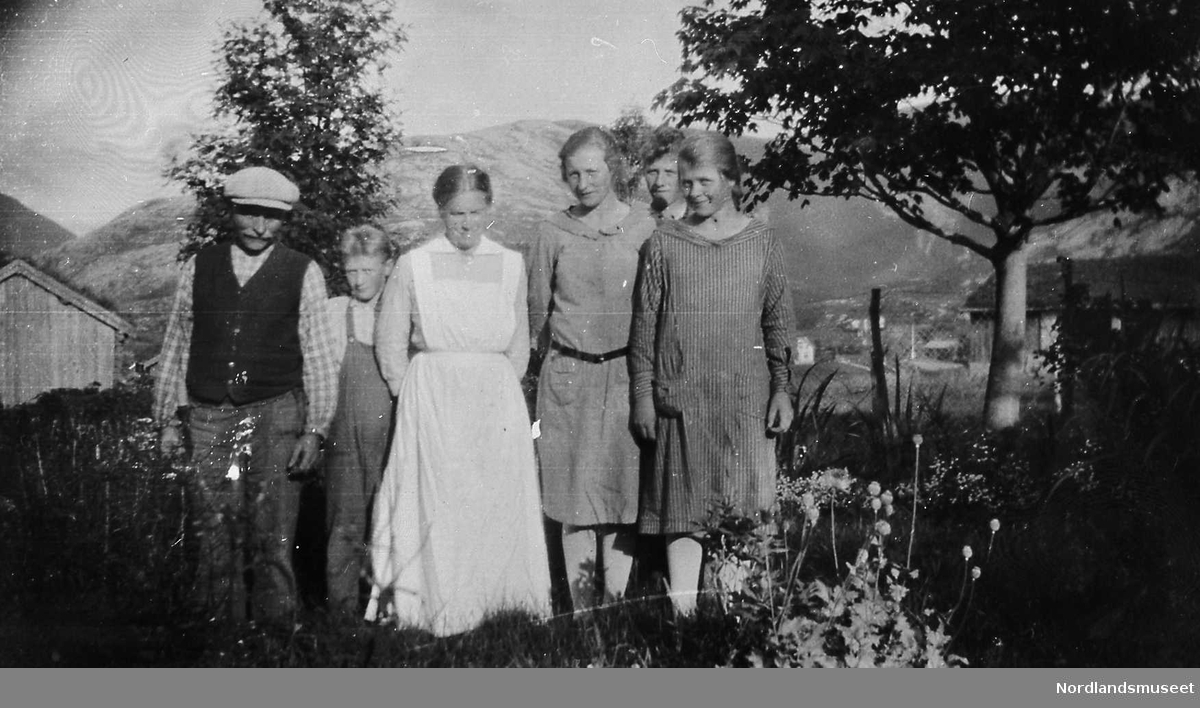 Kjelling. Fam. Christensen i hagen. Fra venstre: Ibenhard Christensen, Sigvard Ch. Elisabeth Ch., Camilla Ch., Ingvald Ch.? og Kristine Ch.