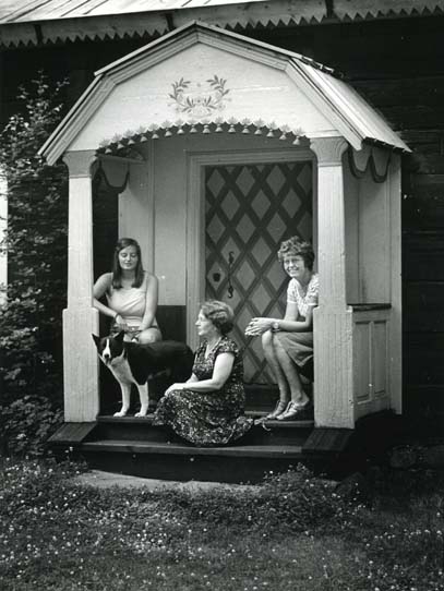 Tre kvinnor sitter på en förstukvist i Ljusdal.
