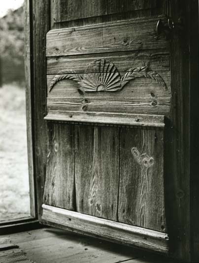 En dörrspegel smyckad med snideri,1977.