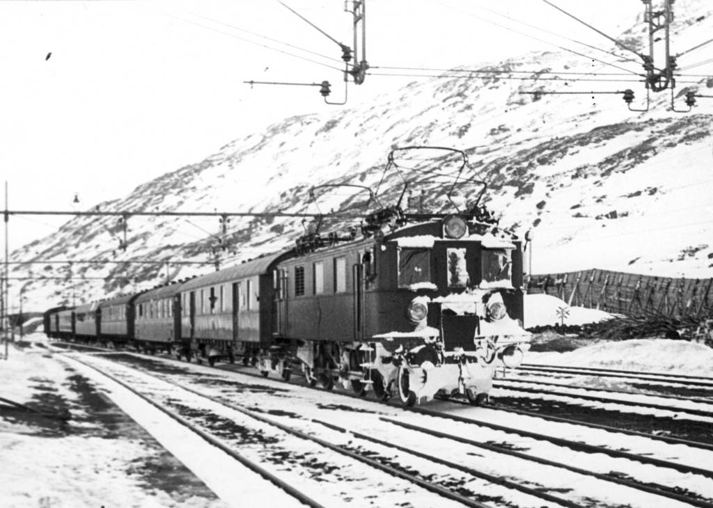 svensk persontog i spor 2 i Bjørnfjell. Fremst et svensk elektrisk lokomotiv av typen D.