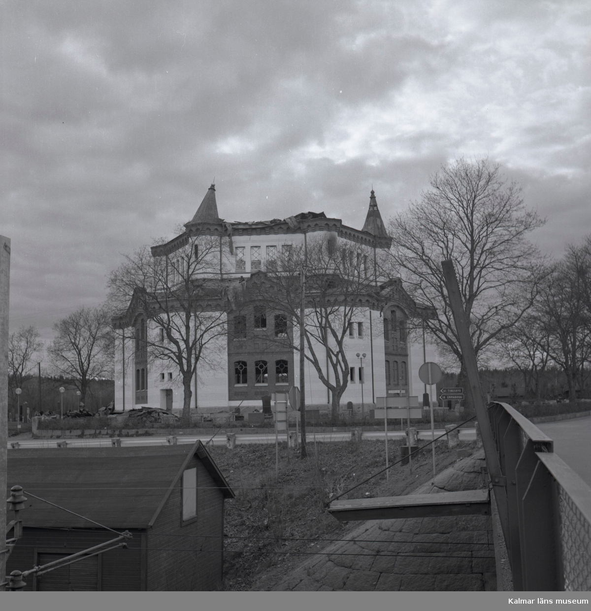 Örsjö kyrka är en centralkyrka.  Vid en brand påsken 1974 lämnades endast murväggarna kvar. Kyrkan återuppbyggdes på rekordtid, och med ny interiör ritad av arkitekt Jerk Alton återinvigdes den i september 1976.