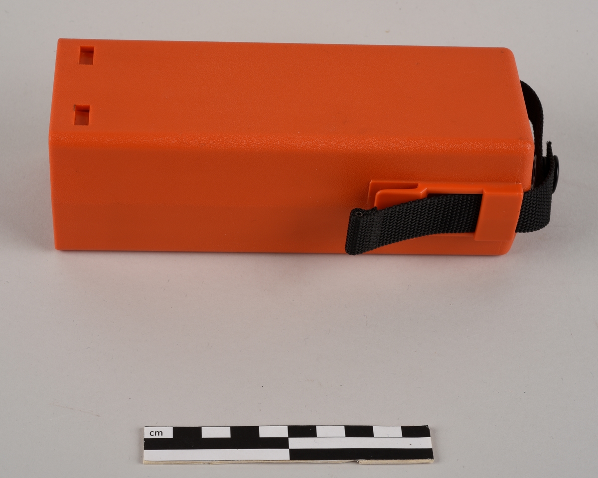 Batteri. En kuststoffbeholder for battericeller. Beholderen har oransje farge og en sort rem. På den ene enden av batterikassen er det en 5-pinns plugg for ladding, en 2-pinns plugg for bruk, et ventilasjonshull og en sikring.
Batterikassen ligger i en hvit oppbevaringsboks av porøst kunststoff (EPS Isopor) med lokk.