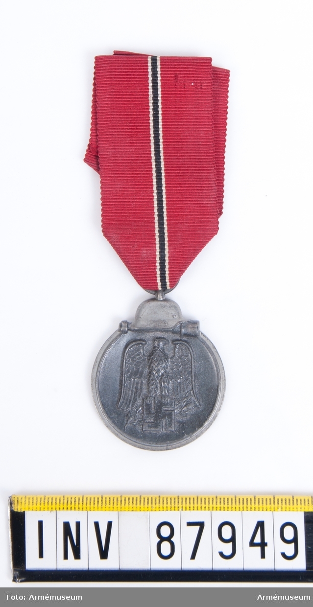 Medalj för deltagande i operation Barbarossa på östfronten 1941-1942.
På framsidan en tysk örn med hakkors och på baksidan text samt svärd och lagerkvist.