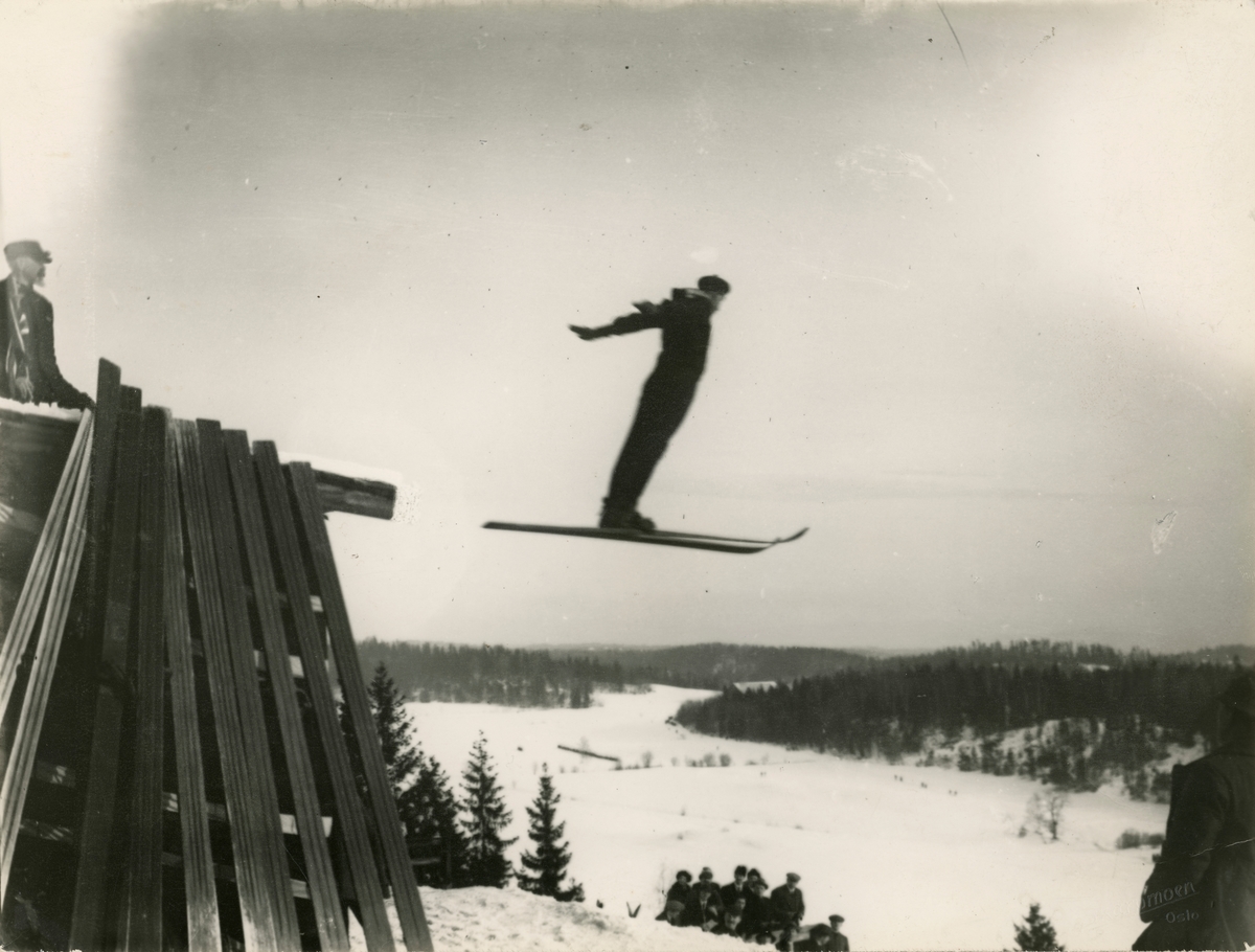 Skier Josef Henriksen in action