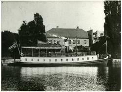 " Trip 6 " ved Blomstertorvet. "Anton Olsen, Bokhandel og pa