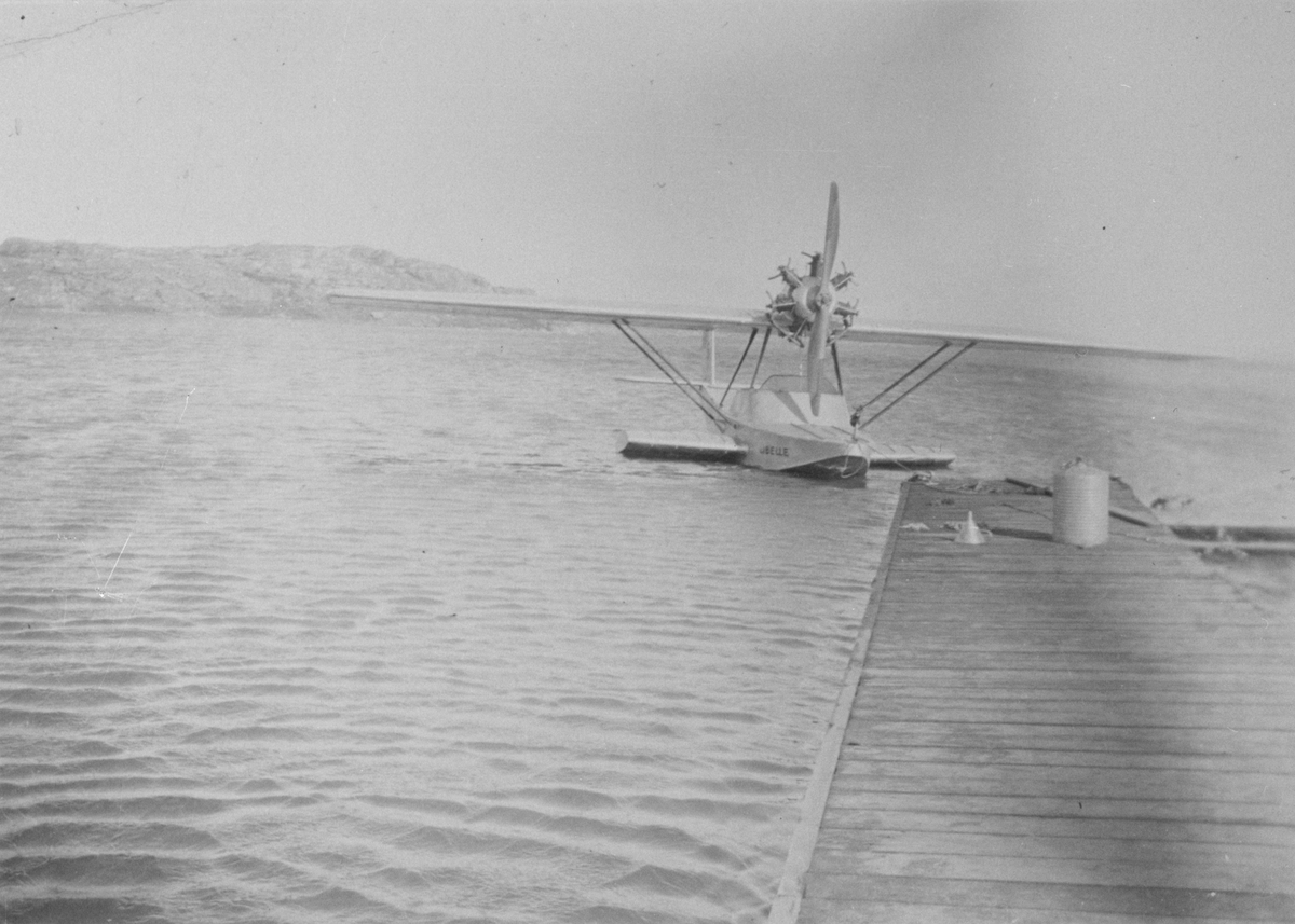 Sjöflygplan Dornier Libelle ligger förtöjt vid en brygga.