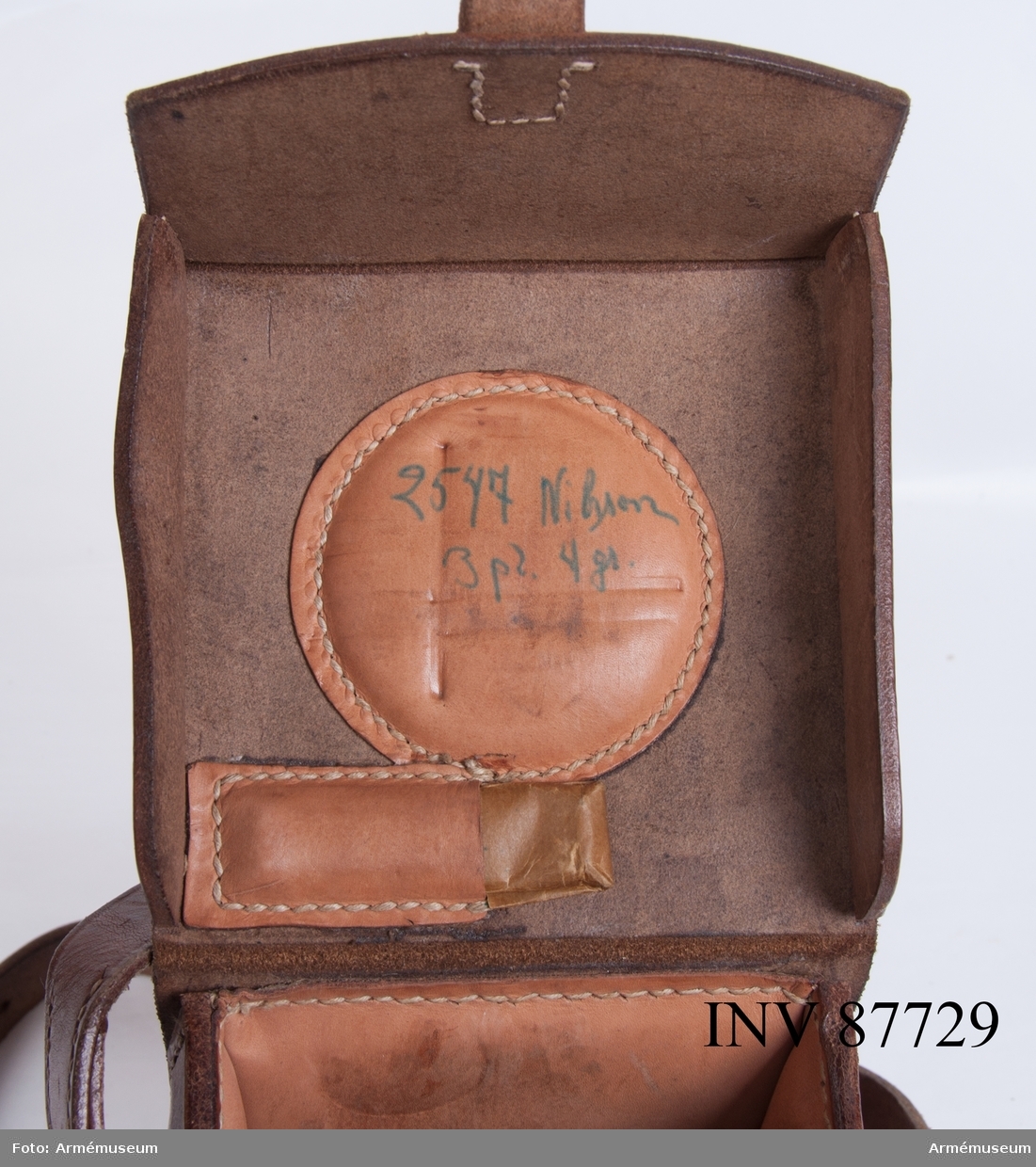Väska i läder till riktinstrument m/1936 medföljer, märkt 11580 samt på insidan locket handskriven märkning "2547 Nilsson 3 pl. 4 gr."