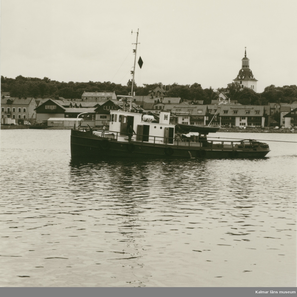 Bogserbåten Trafik tillhörande Ingemar Hansson, Båtskärsnäs. Drar timmer i Västerviks hamn.