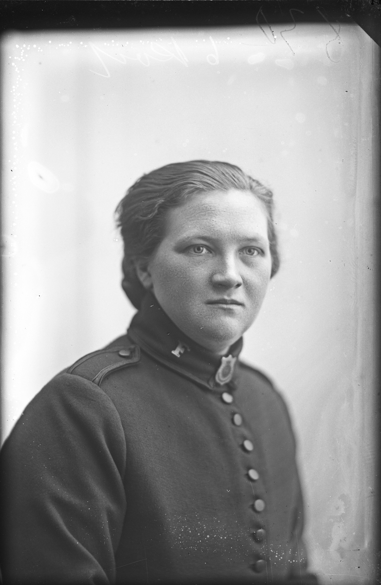 Portrett av Thora Torgersen i uniform fra Frelsesarmeen.