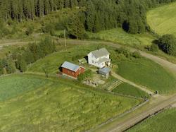 Småbruk. Sørhaug. Østre Gausdal. En og et halvt etasjes, hvi