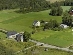 Kulturlandskap. Toft øvre. To husklynger med grusvei mellom.