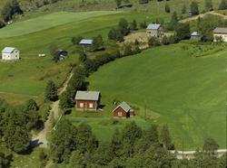 Borgtun. Rødmalt stue og lite uthus. Kulturlandskap. Mye dyr