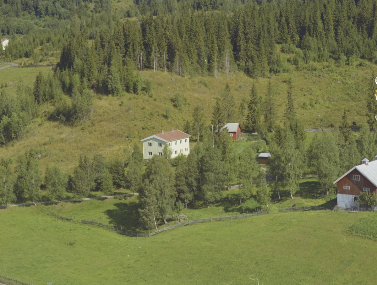 Skogbu, stort bolighus, foran er Svendsrudstuen, Forset, Vestre Gausdal