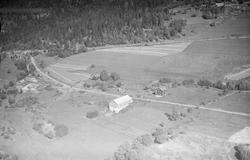 Rydningen gård i Ringebu, li, mindre gård til venstre i bild
