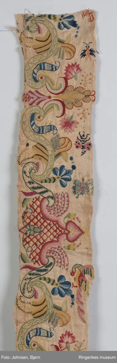 akantusranke, blomster, fugler, insekter. Mønstret hovedstoff, , små firkanter .