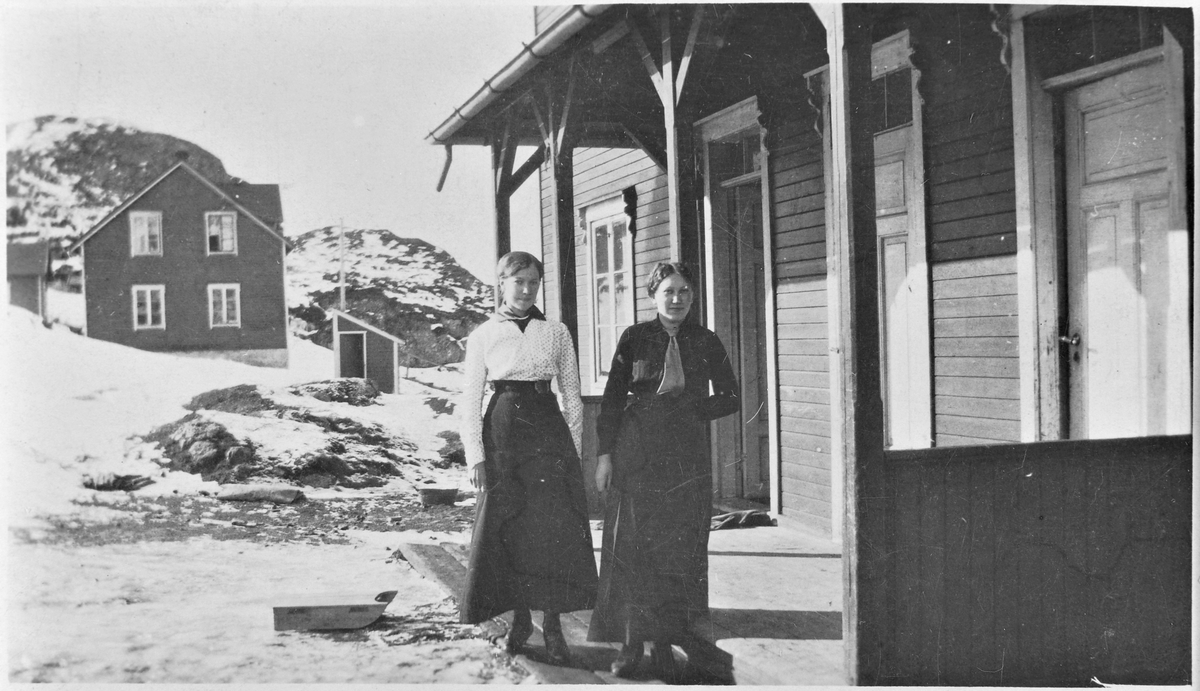 Astrid Valås og Kristianne Harøy ved sildoljefabrikken i Bjugn.