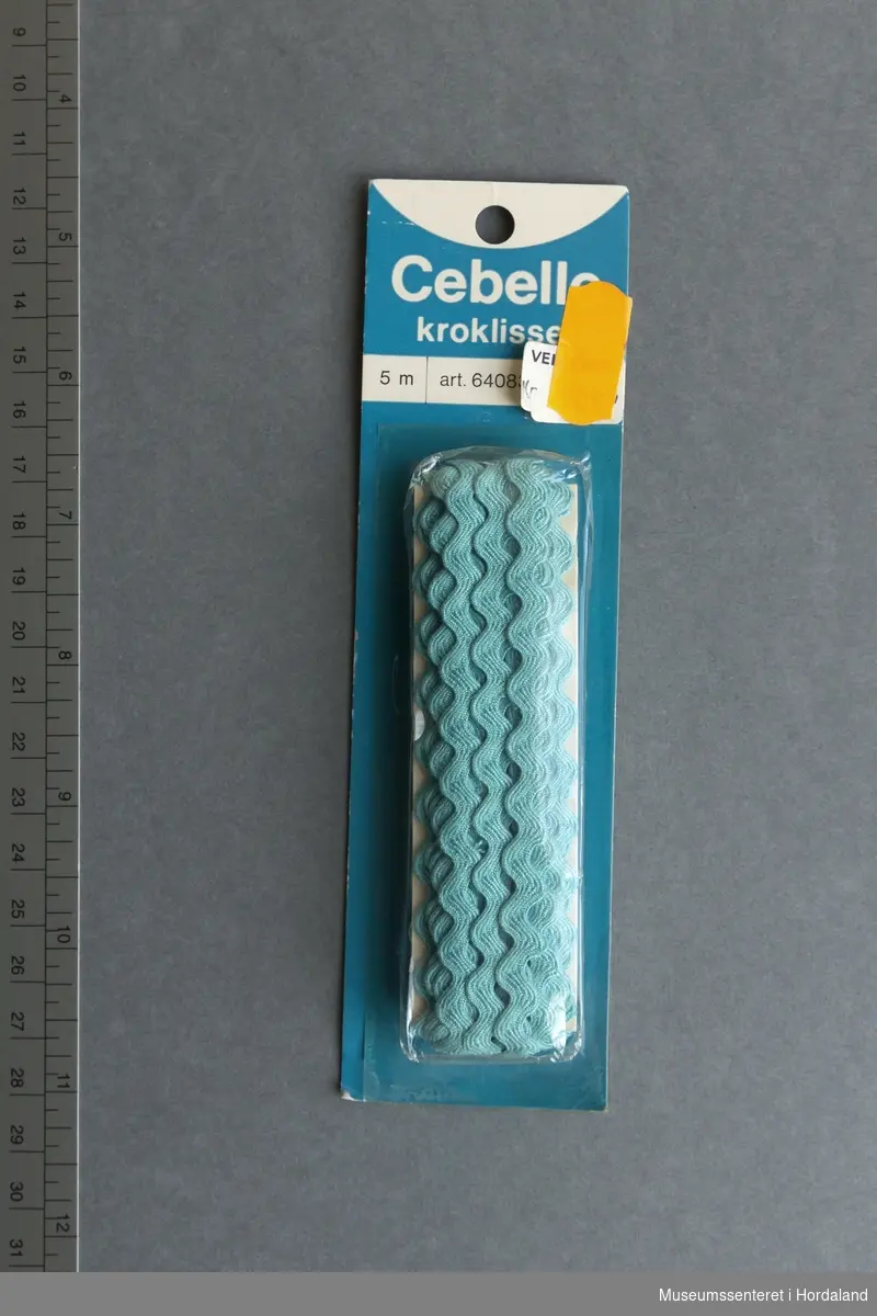 Ein pakke turkis kroklisser frå Cebelle, i uopna emballasje.
Produsert av Oslo Baand & Lidsefabrik.