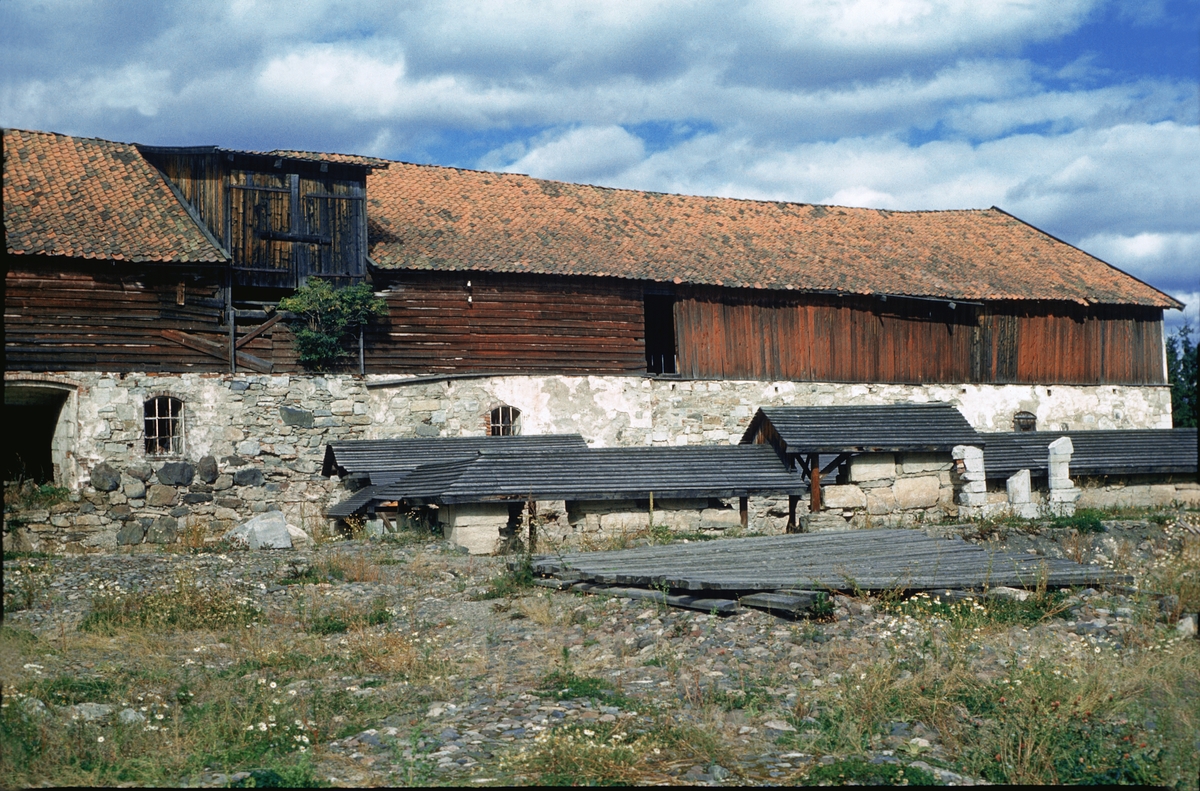 Storhamarlåven før restaurering, forfall. Nordfløyen med rester av middelalderens borganlegg, Borgården, Bispegården.