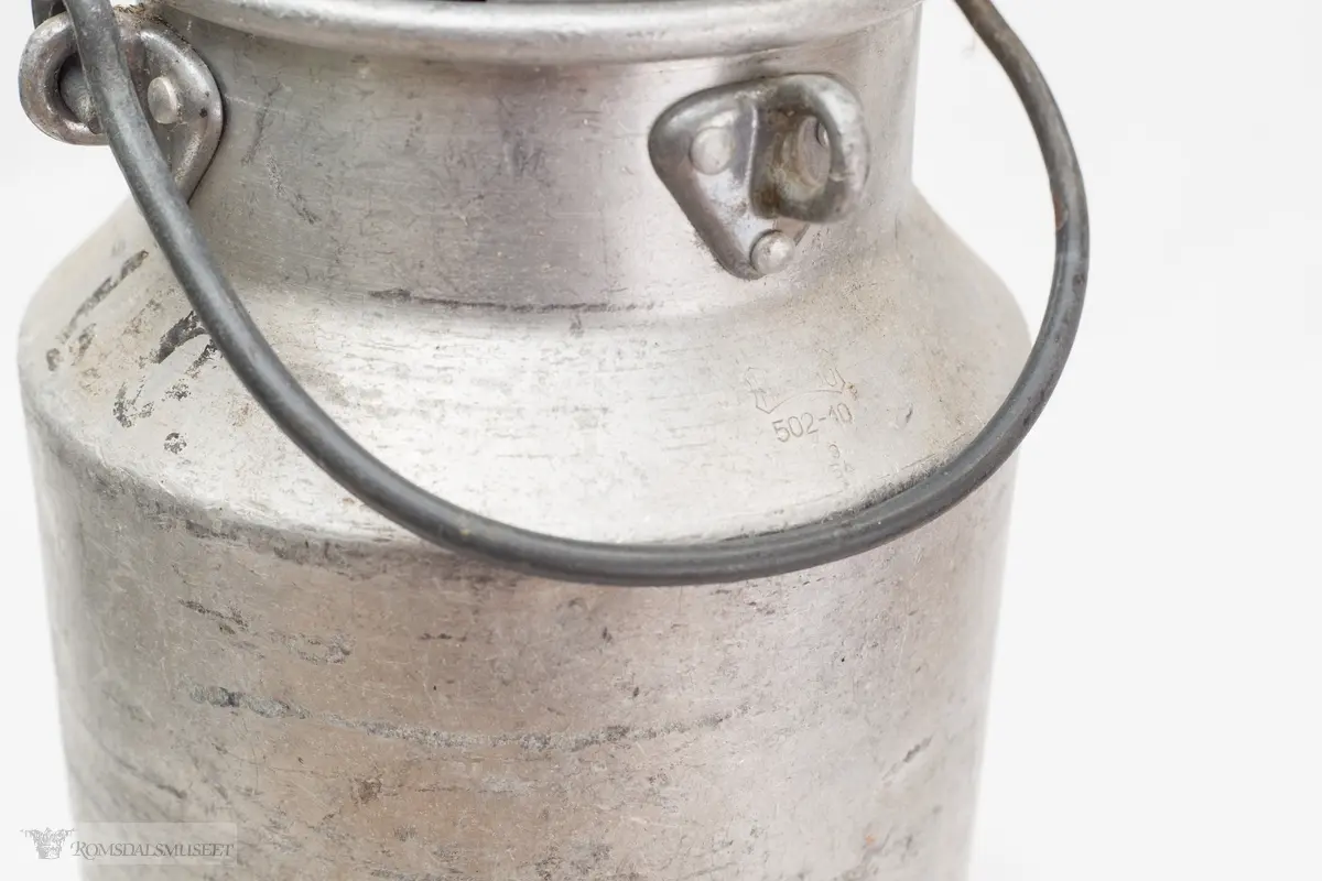 Hank og lokk, jernring nederst.