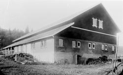 Nutidens uthus paa en middels gaard i Lier