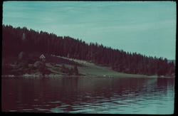 Gård med korn på staur på ekne.